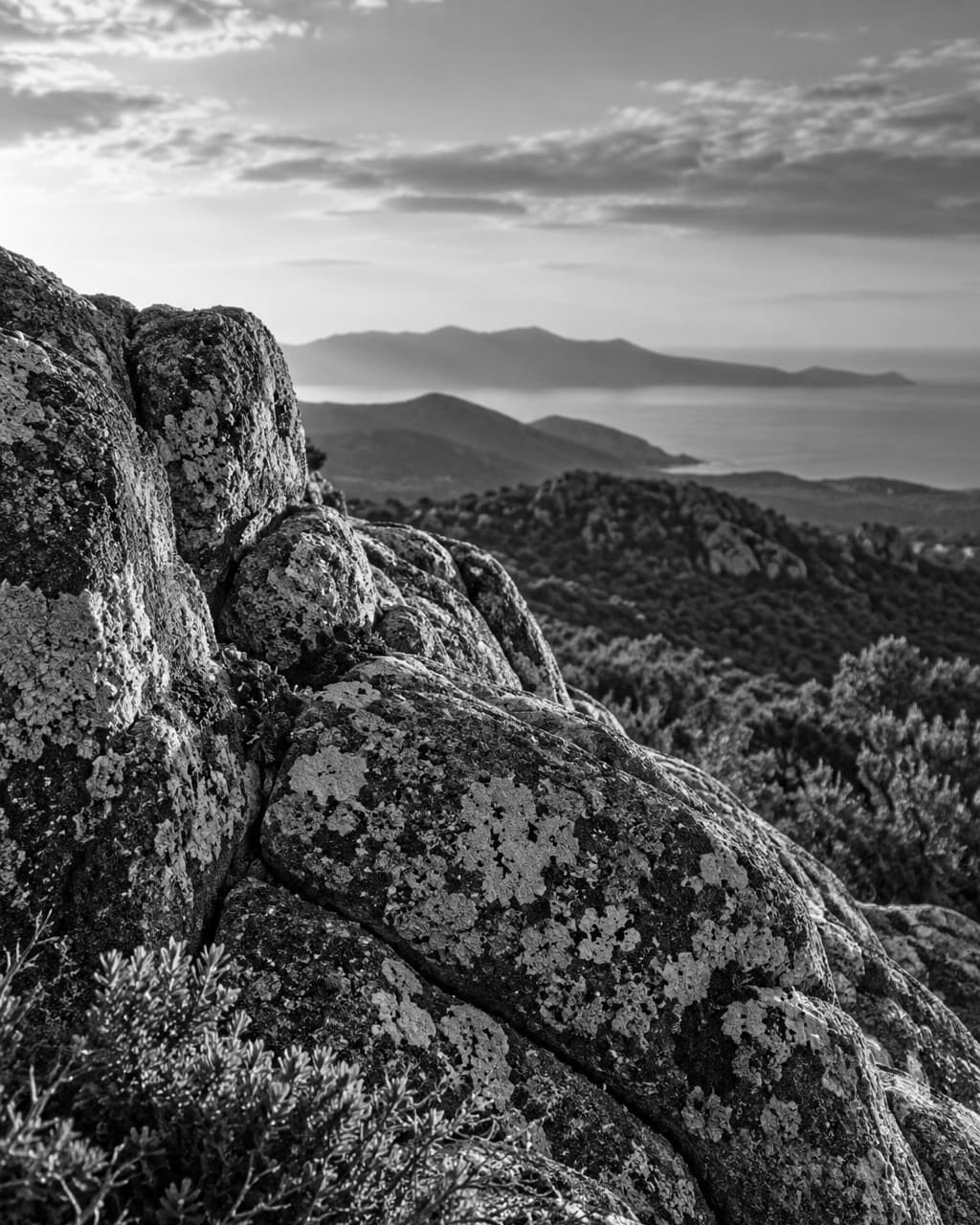 Granite en lumière rasante