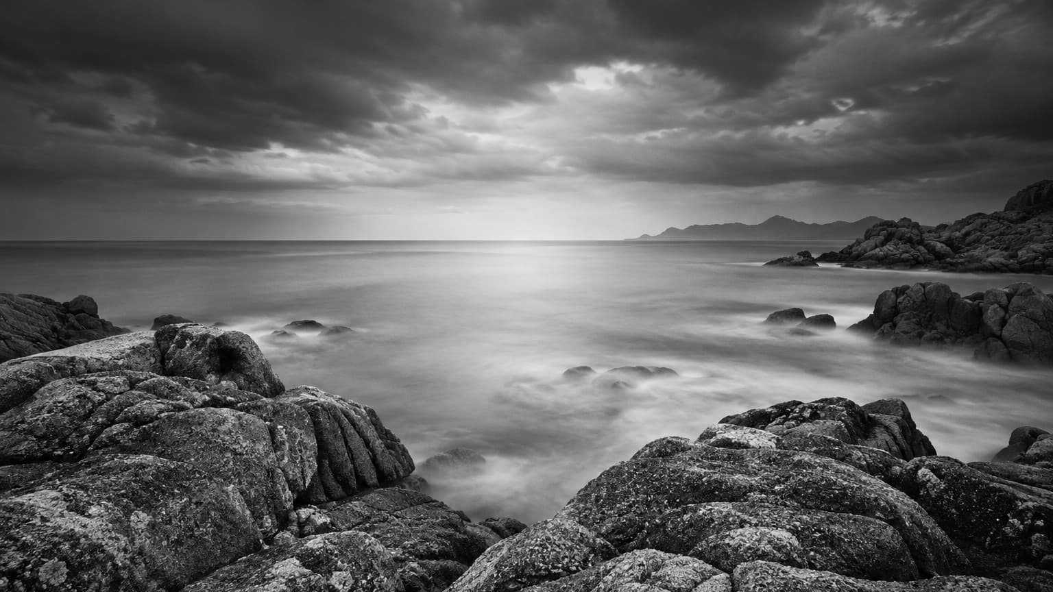 Rochers de granite et mer en noir et blanc
