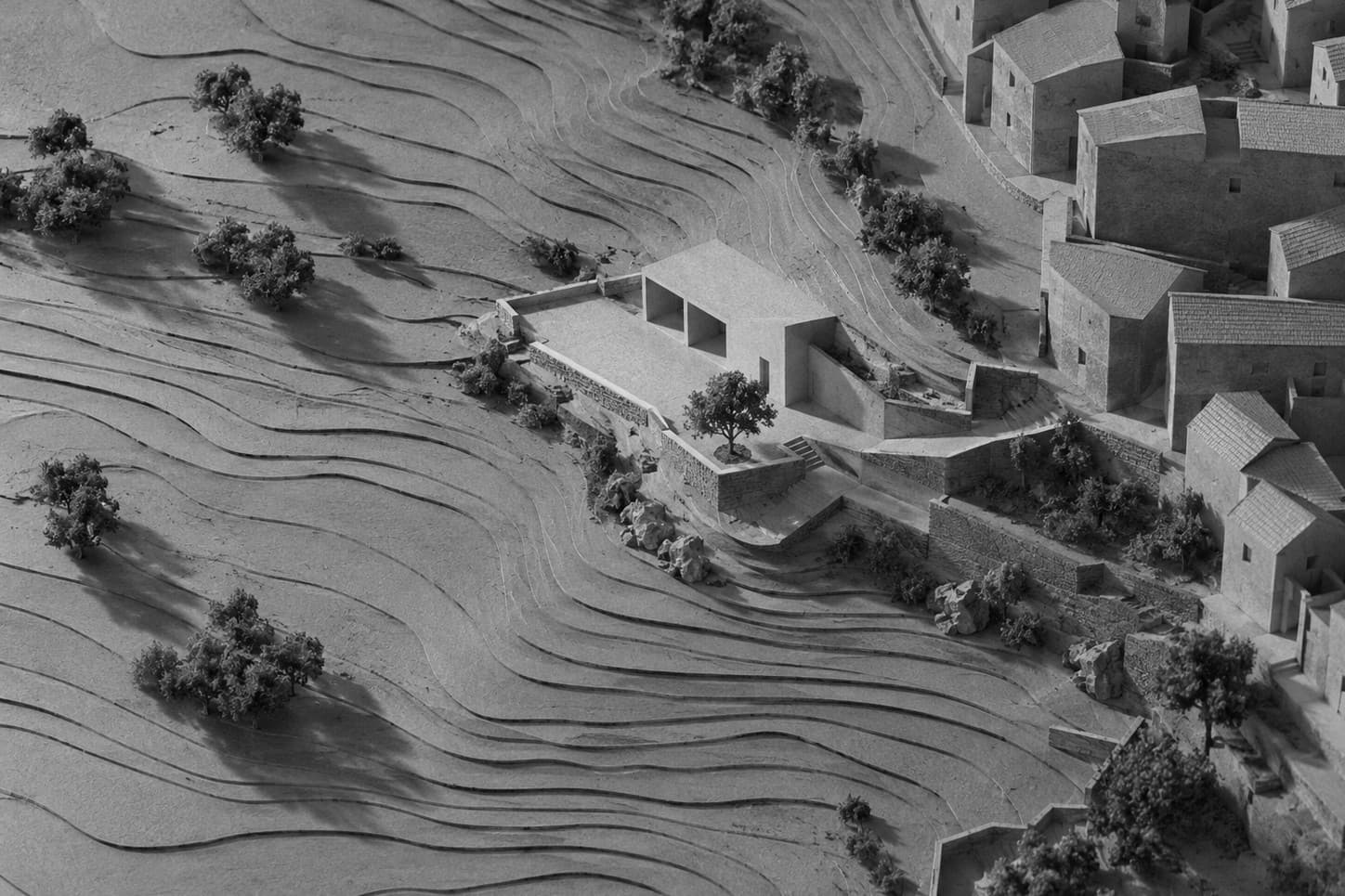 Maquette de site en courbes de niveau avec un bâtiment public